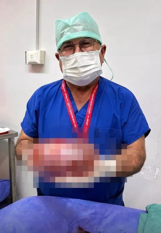agri-sikayetiyle-gitti-karnindan-3-kilo-kitle-cikarildi-1726226344396.jpeg Ağrı şikayetiyle gitti karnından 3 kilo kitle çıkarıldı - 1