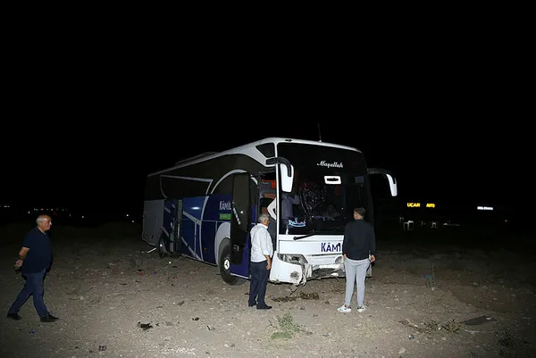 diyarbakirda-yolcu-otobusu-refuje-carpti-18-yarali-1692555374552.jpg