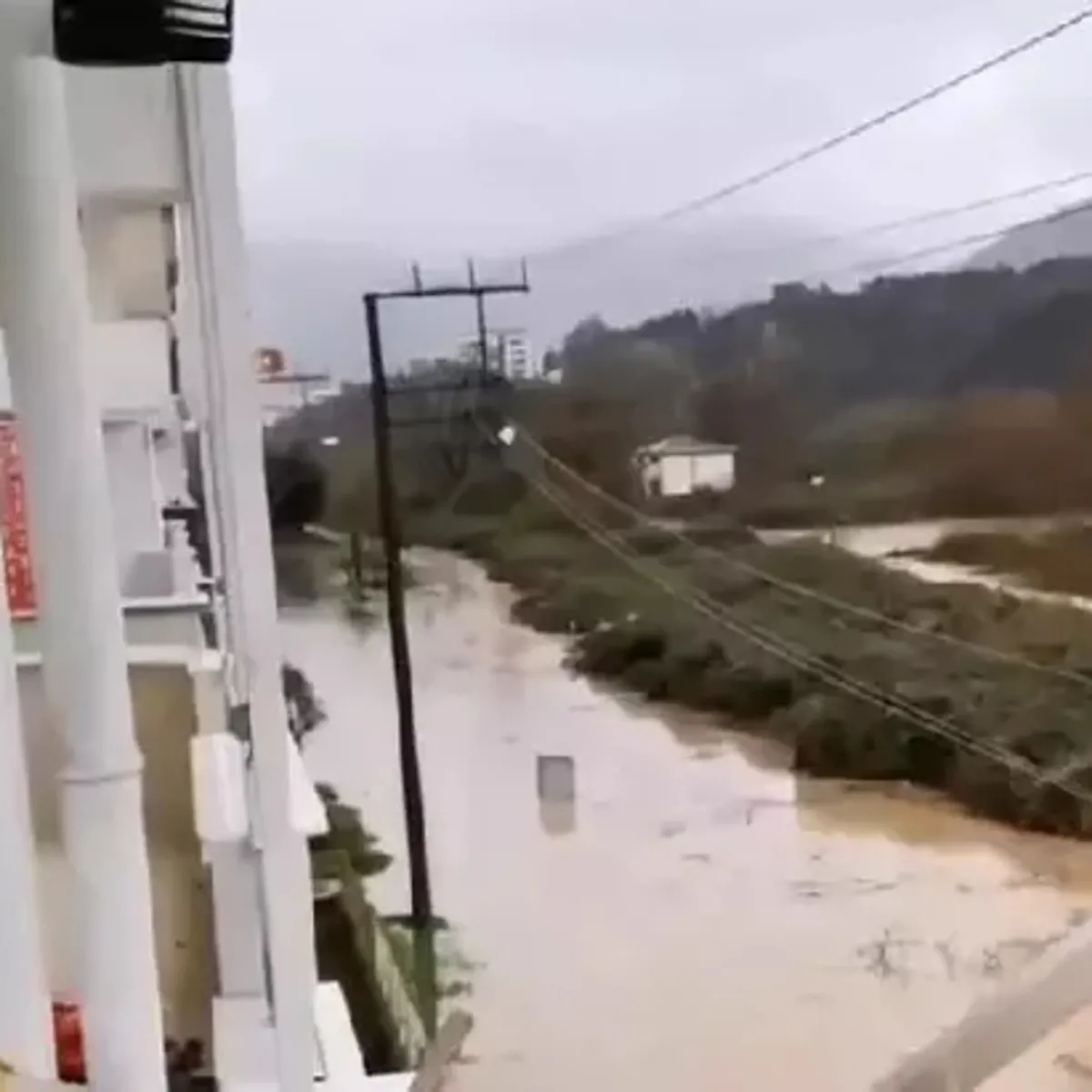 Yalova'da şiddetli sağanak su baskınlarına neden oldu