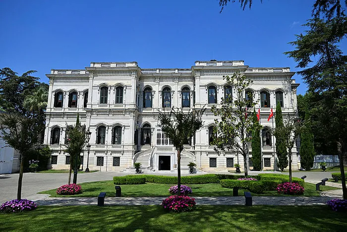 acilisina-artik-sayili-saatler-kaldi-restorasyonu-tamamlanan-osmanlinin-son-sarayi-yildiz-sarayinda-aciliyor-k-1721335367849.jpg 100 yıl sonra bir ilk! Restorasyonu tamamlanan ve Osmanlı'dan derinler izler taşıyan "Yıldız Sarayı" açılıyor | Kurdeleyi Başkan Erdoğan kesecek - 12