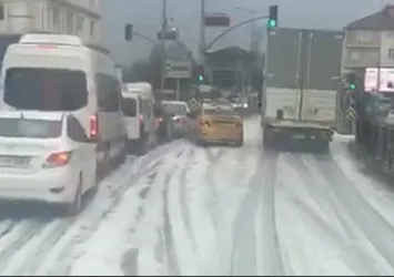 Tuzla'da korkutan köpük! Beyaz örtü yolları sardı