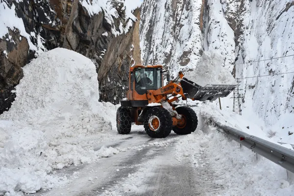 1643124233225.jpg Yol temizlenirken çığ düştü! Kar küreme ekipleri tehlike atlattı! İşte o anlar... - 1