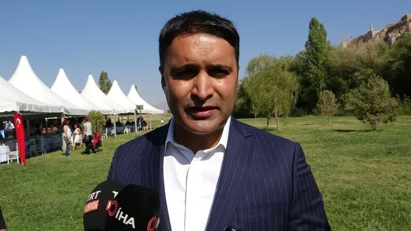150-buyukelci-ve-diplomat-van-kalesi-onunde-halay-cekti-1629906263822.jpg 150 büyükelçi ve diplomat Van Kalesi önünde halay çekti! - 1