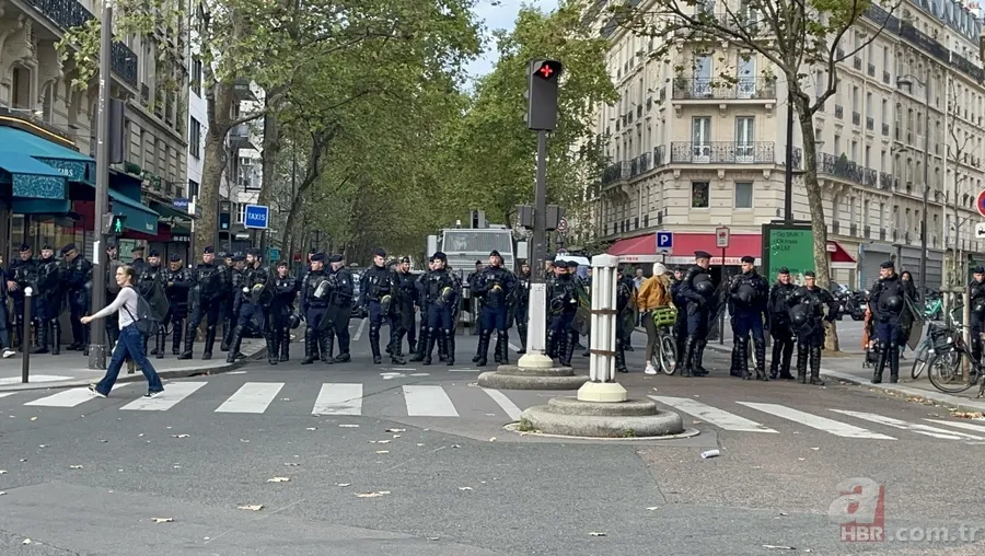 Fransa’da 140 bin kişilik gösteri! Hayat pahalı! “MACRON = PİNOKYO” 22