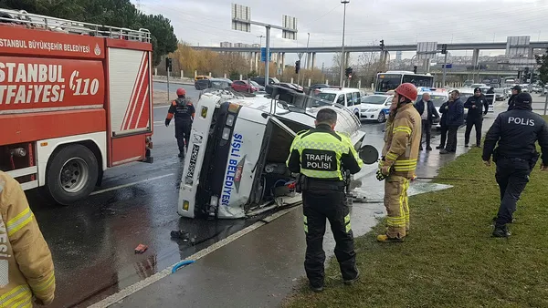 Son dakika: Şişli Belediyesine ait su tankeri devrildi - 1