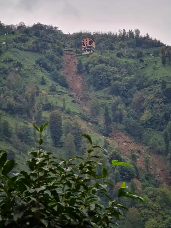 afet-bolgesi-rizede-korkutan-heyelan-panik-ani-kamerada-1634737330202.jpg Afet bölgesi Rize'de korkutan heyelan! Panik anı kamerada - 1
