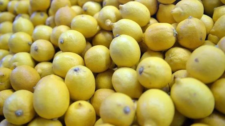 Cam gibi cildin sırrı bu tarifte! Limonun içine kırıp karıştırın...