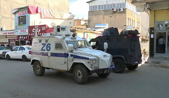 Son dakika: Diyarbakır merkezli 7 ilde PKK operasyonu: Gözaltına alınanlar arasında HDP eski belediye başkanları da var! - 1
