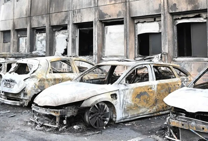 Fransa'da büyük isyan! Araçları alev topuna çevirdiler! 5 günlük sokağa çıkma yasağı