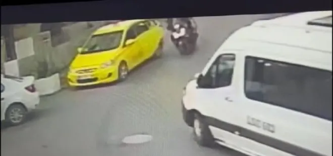 İstanbul’da feci ölüm! Yolcu kapıyı açınca olanlar oldu: Kurye minibüs ile taksi arasında kaldı