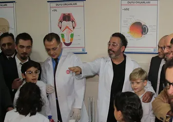 Cem Yılmaz laboratuvarda deney yaptı