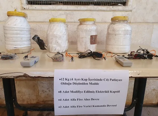 emniyetten-suriyede-kritik-operasyon-ortaligi-kana-bulayacaklardi-12-kg-c4-ele-gecirildi-1663776582691.jpg Emniyetten Suriye'de kritik operasyon: Ortalığı kana bulayacaklardı! 12 kg C4 ele geçirildi - 2