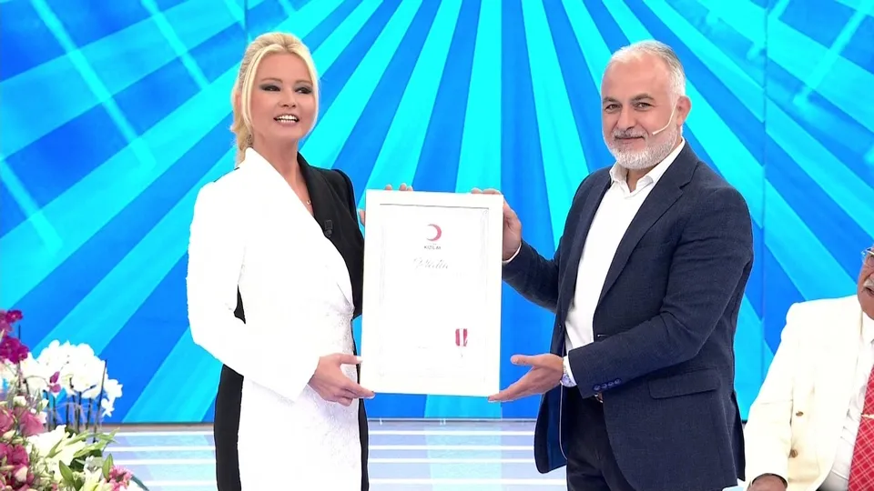 Müge Anlı’ya Kızılay’dan üç yıl üst üste platin madalya ödülü!