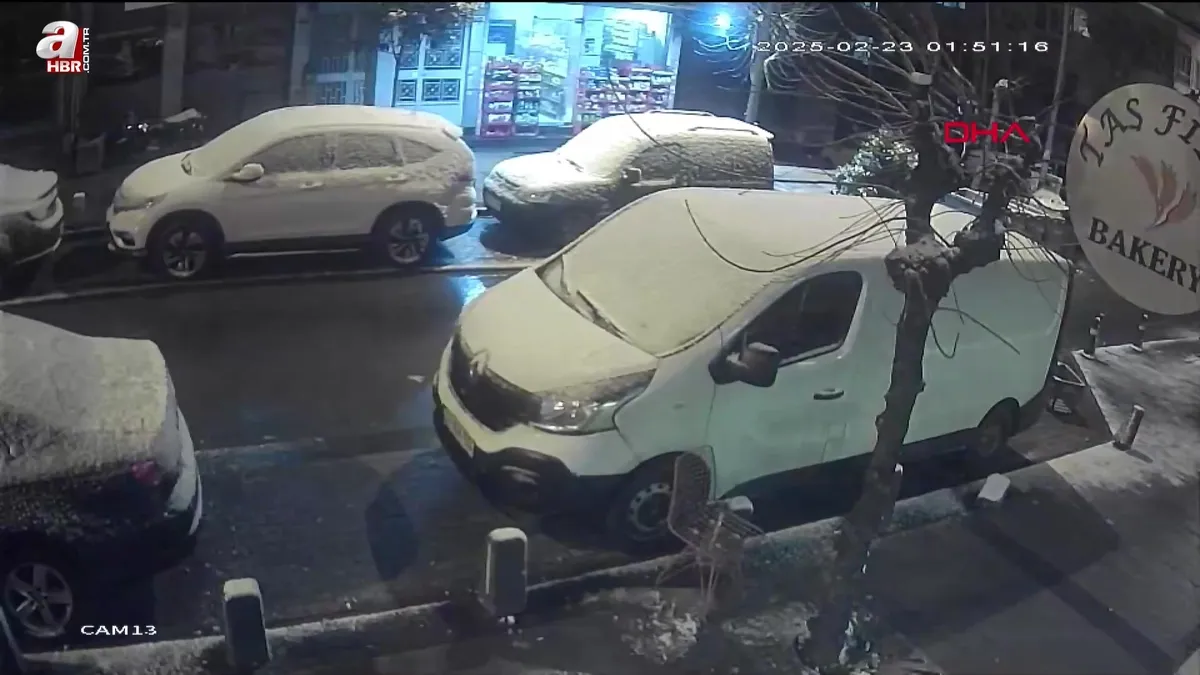 Binadan atılan çöp aracın camını kırdı