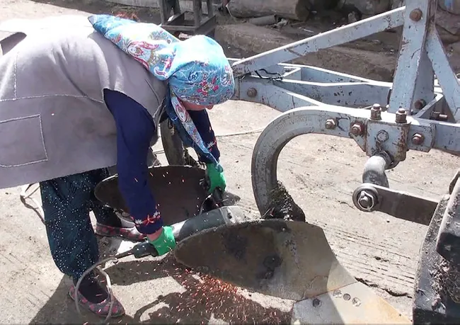 Ardahan kocasının işini elinden alan demirci ustası Özlem'i konuşuyor - 5