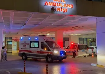 Annesine baltayla abisini bıçakla yaraladı! Bir anda ortalık karıştı: Yemeğe siyanür kattım