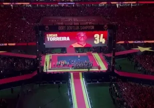 “Atom karınca” Torreira sahnede