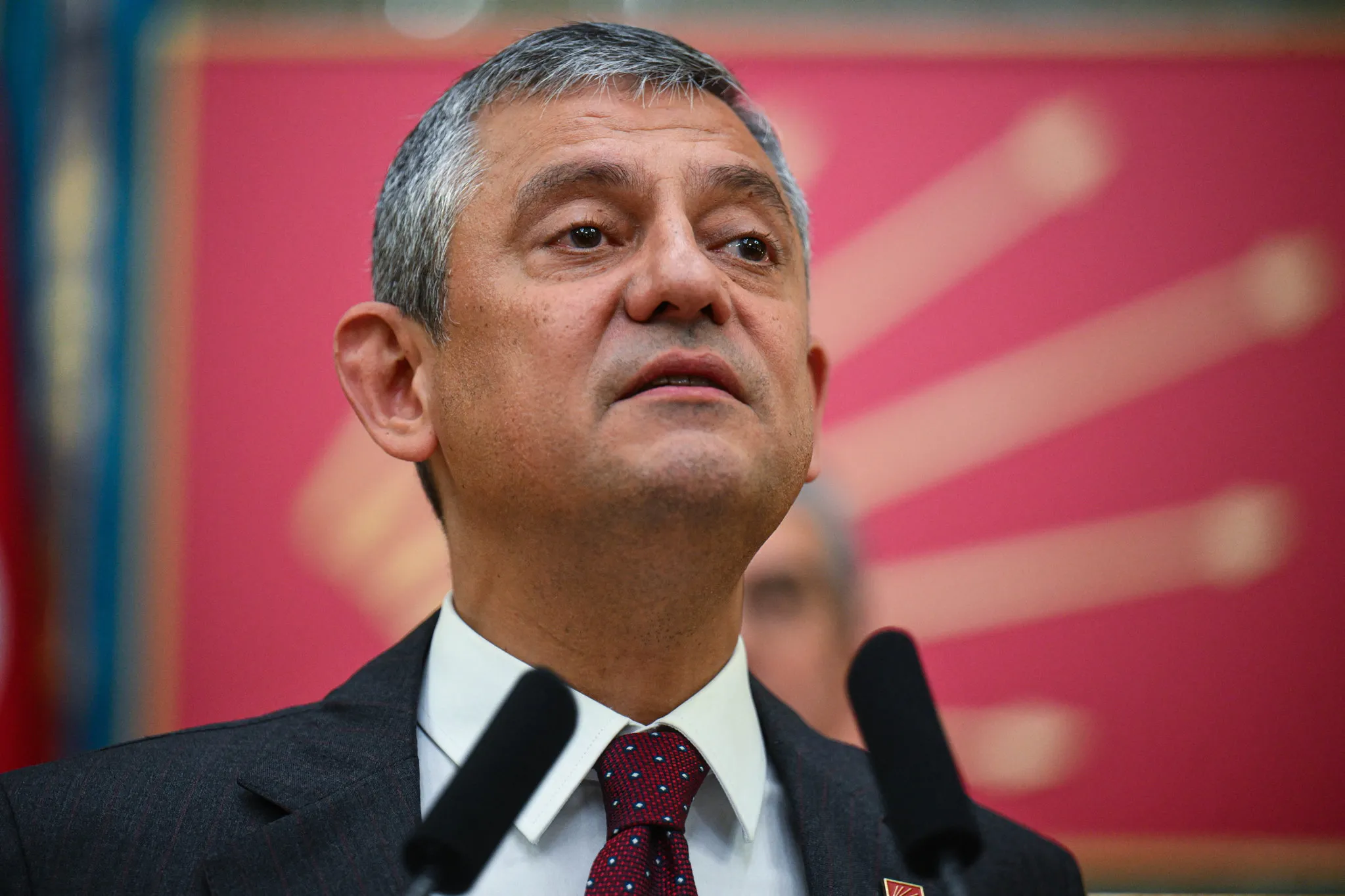 Özgür Özel döneminde CHP’de büyük tasfiye! İhraçlar, disiplin krizleri ve yolsuzluk iddiaları gündemde