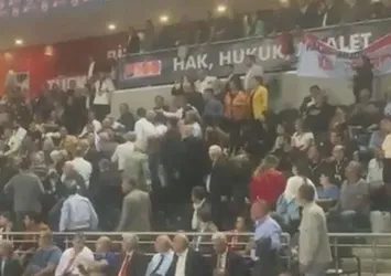 CHP'de alışılagelmiş görüntüler! CHP 38. Olağan Kurultayı'nda 'Değişimciler' ve 'Kemalciler' birbirine girdi