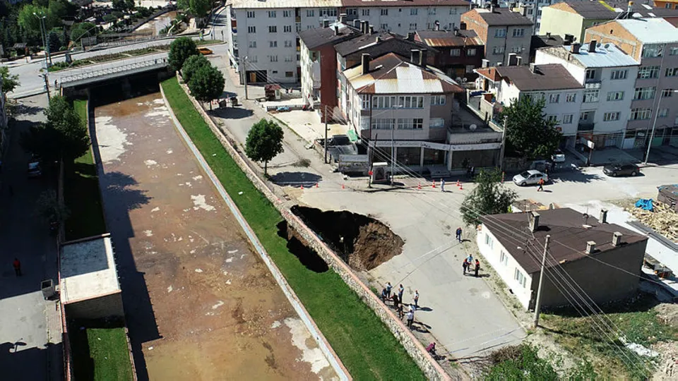 22 metrelik çukur oluştu! Ekipler hemen harekete geçti