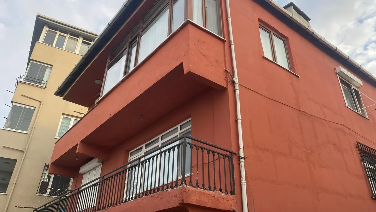 Beykoz'da 2 binada korkutan görüntüler! Zemin ve duvarlarda çatlak