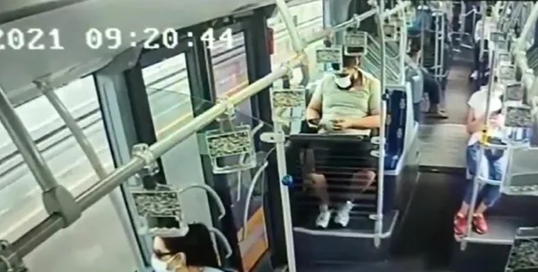 metrobuste-cep-telefonu-hirsizi-yakalandi-o-anlar-kamerada-1633419782065.jpg Metrobüste cep telefonu hırsızı yakalandı! O anlar kamerada - 4