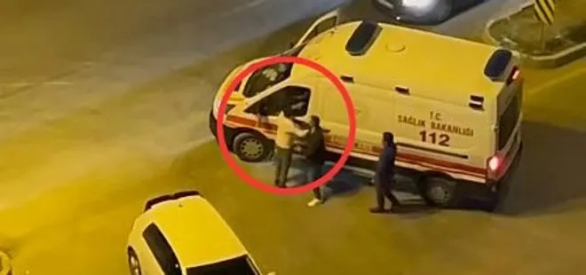 Adana'da ambulans şoförüyle tartıştı! Aracın camını yumrukladı