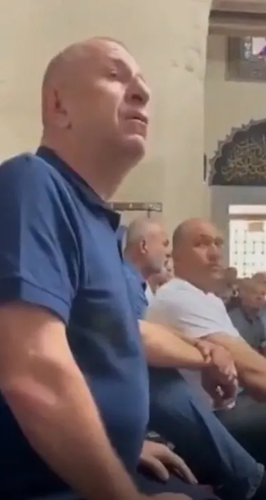 umit-ozdagdan-cuma-namazinda-sov-kameralar-ona-cevrilince-imami-hedef-aldi-1661526843830.jpg Ümit Özdağ'dan cuma namazında şov: Kameralar kendisine çevrilince imamı hedef aldı - 2