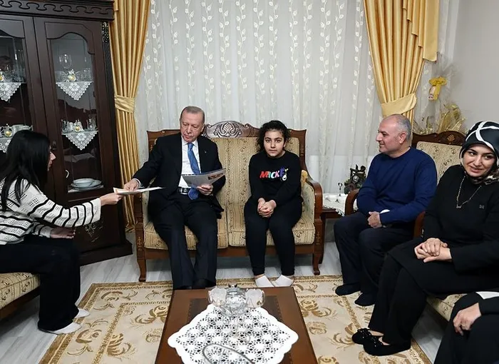 verdigi-sozu-tuttu-baskan-erdogandan-uludag-ailesine-surpriz-ziyaret-1737753854840.jpeg (Fotoğraf: AA)