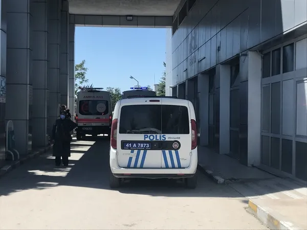 kocaelide-ikinci-kattan-dusen-17-yasindaki-kiz-yaralandi-1653051786265.jpg Kocaeli'de ikinci kattan düşen 17 yaşındaki kız yaralandı - 2