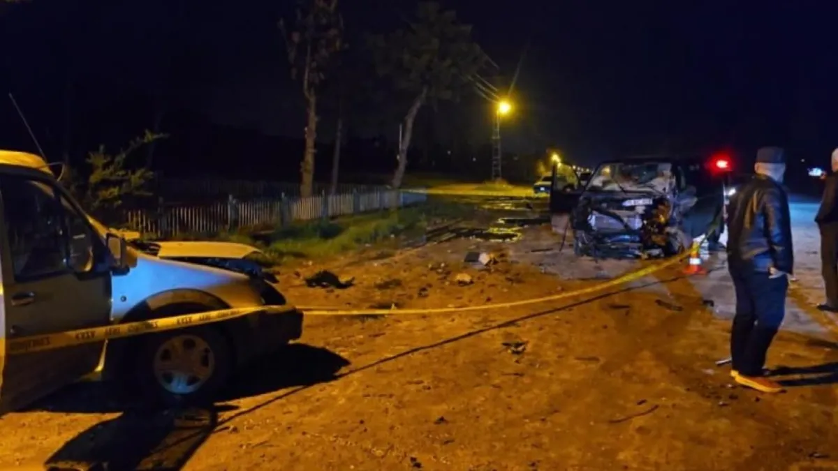 Minibüs ile hafif ticari araç kafa kafaya çarpıştı: 7 yaralı