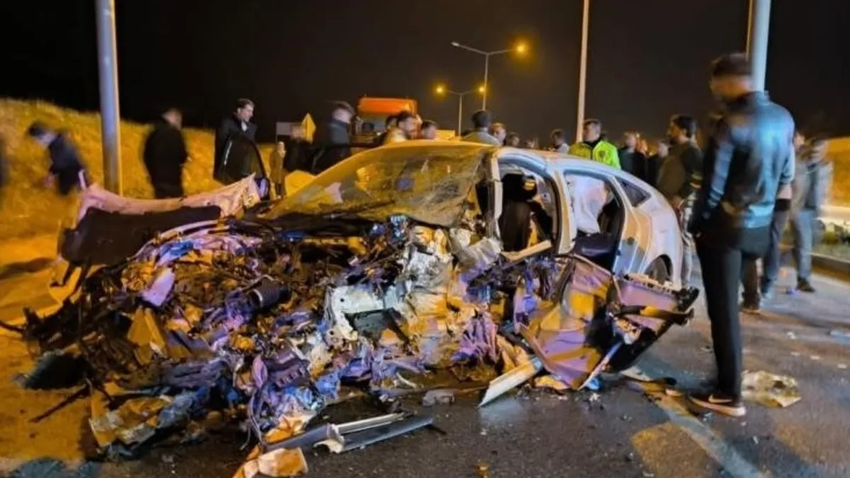 Otomobil direğe çarptı: Feci kazada 3 kişi hayatını kaybetti