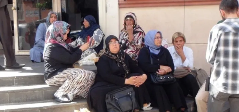 HDP önünde 'evlat' nöbeti sürüyor: HDP oğlumu nereden getiriyorsa getirsin