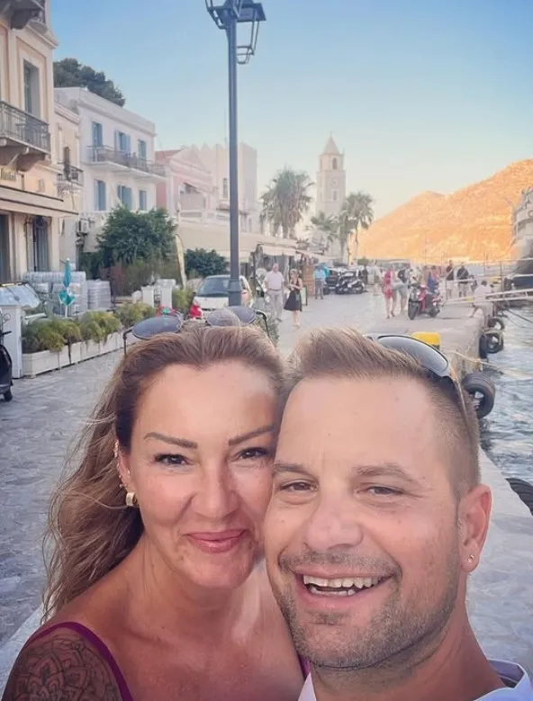 esler-ayni-sette-calismali-mi-sorusu-unluler-dunyasini-ikiye-boldu-1768372381931.jpg Kaynak: Instagram