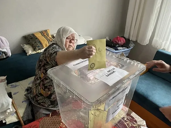1685259471053.jpeg Hasta ve engelli vatandaşlar oyunu kullandı! Sandığa gidemeyenlere “seyyar sandık” - 5
