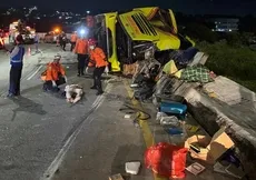 Katliam gibi kaza: Yolcu otobüsü devrildi