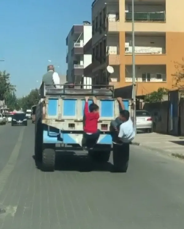 adiyamanda-cocuklarin-tehlikeli-oyunu-kamerada-traktor-romorkuna-asildilar-1667827318257.jpg Adıyaman’da çocukların tehlikeli oyunu kamerada! Traktör römorkuna asıldılar - 2