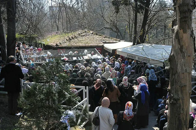 yks-oncesi-zuhuratbaba-turbesine-gelip-dua-ettiler-1624620423479.jpg YKS öncesi Zuhuratbaba Türbesi'ne gelip dua ettiler - 2