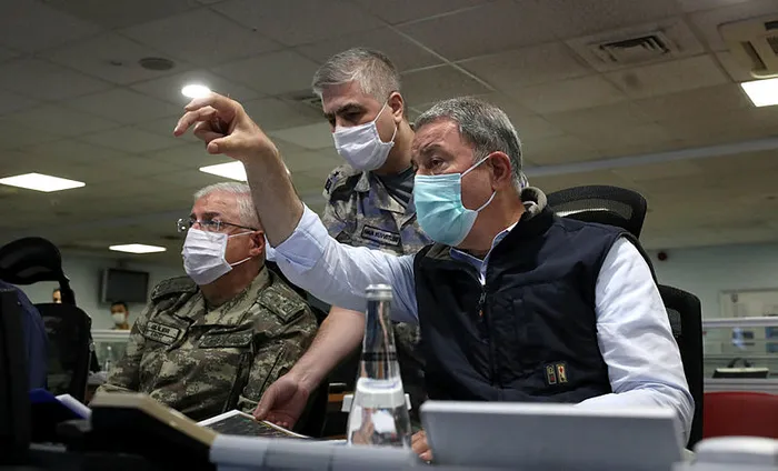 Son dakika: Milli Savunma Bakanı Akar Pençe-Kartal Operasyonu’nu Harekat Merkezi’nden idare ediyor