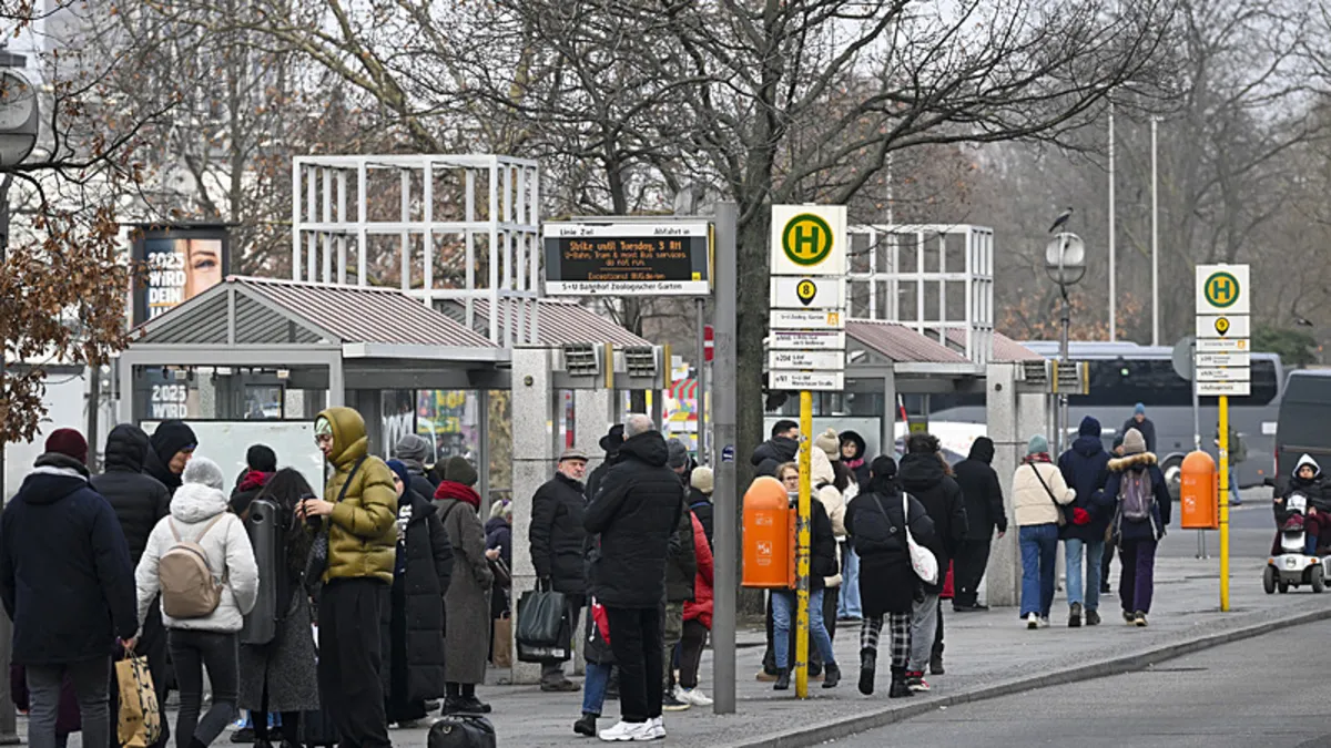Berlin’de hayat durdu! Toplu taşıma grevi şehri felç etti