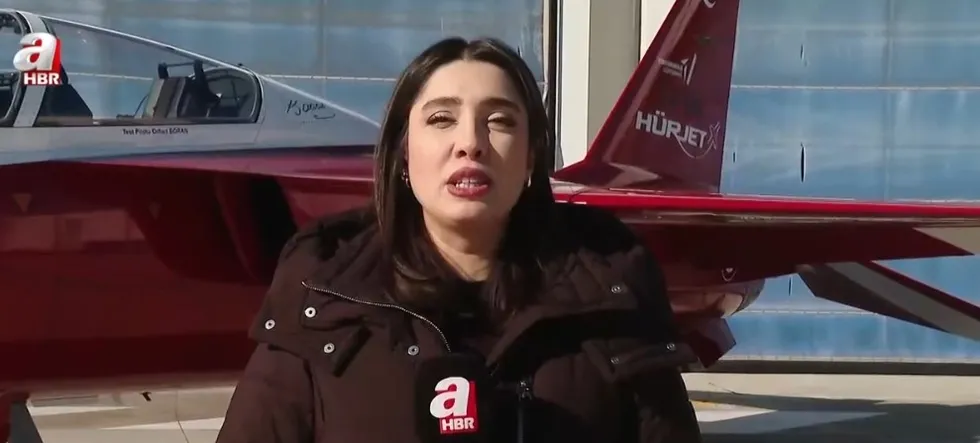 hurjet-rotasini-mavi-vatana-cevirdi-artik-gemilerden-havalanacak-1778896250778.jpg A Haber Muhabiri Damla Kuşkapan, Hürjet’in teknik kapasitesine ilişkin aktardığı bilgilerde, ʺHürjet'e iki mürettebat binebiliyor ve işte bu uçak 45.000 feet yüksekliğe kadar ulaşabiliyor.” dedi (Fotoğraf -ahaber.com.tr - ekran görüntüsü)
