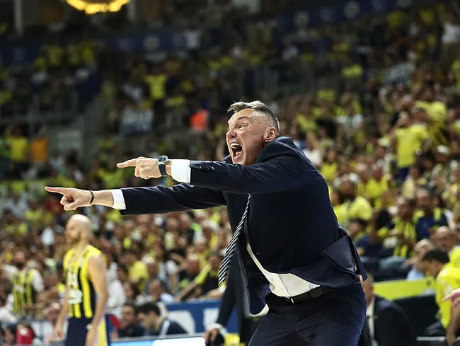 Potada şampiyon Fenerbahçe! Kanarya Anadolu Efes’i 3-1 mağlup etti