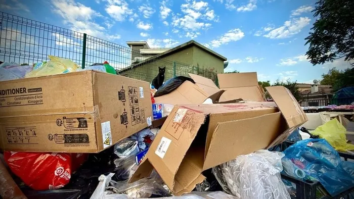 chpli-belediyelerden-bu-goruntuler-eksik-olmuyor-vatandas-cileden-cikti-hizmet-yoksa-oyda-yok-1755251101544.jpeg Toplanmayan çöpler vatandaşı çileden çıkardı. Unutulan mahalleli sandığı işaret etti (İHA)