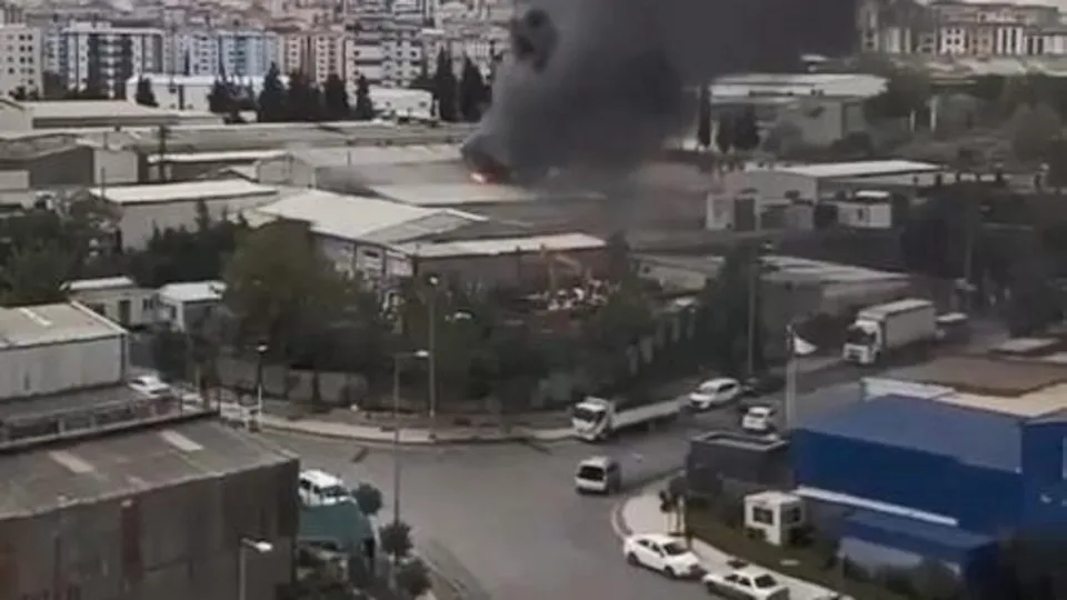 Pendik'te kimya fabrikasında yangın! Çevre ilçelerden ekipler sevk edildi