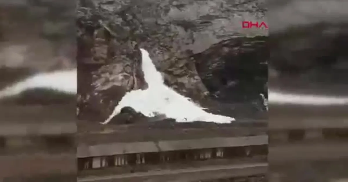 Son dakika: Hakkari'de çığ düşme anı kamerada