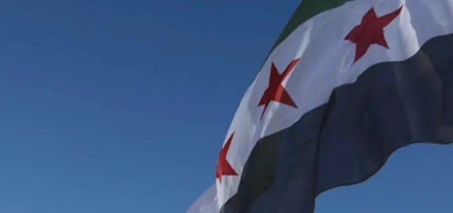 Suriye’nin Türkiye sınırına devrim bayrağı asıldı