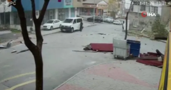 basaksehirde-kabus-anlari-cati-uctu-direk-devrildi-o-anlar-kamerada-1638354993659.jpg Başakşehir’de kabus anları! Çatı uçtu, direk devrildi o anlar kamerada - 2