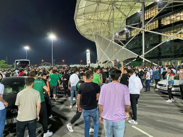 Sakaryaspor’da final coşkusu! Taraftarlar takımı şampiyonluk şarkılarıyla uğurladı