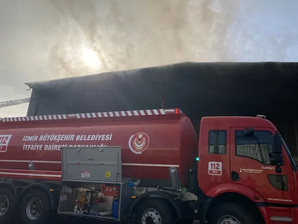 izmirde-plastik-fabrikasinda-yangin-cikti-buyuk-capta-maddi-hasar-olustu-1661061873397.jpg İzmir’de plastik fabrikasında yangın çıktı! Büyük çapta maddi hasar oluştu - 1