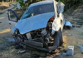 Manisa'da kontrolden çıkan araç araziye uçtu: 2 yaralı